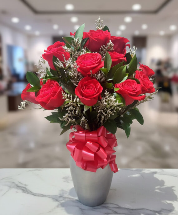 Arreglo de rosas rojas en jarrón plateado toma la imagen adjunta como base y genera 6cednrzp 2