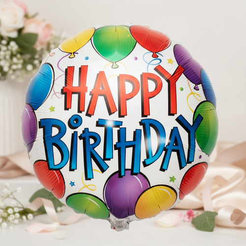 Globo redondo metálico con texto Happy Birthday y globos de colores alrededor sobre fondo decorado con flores
