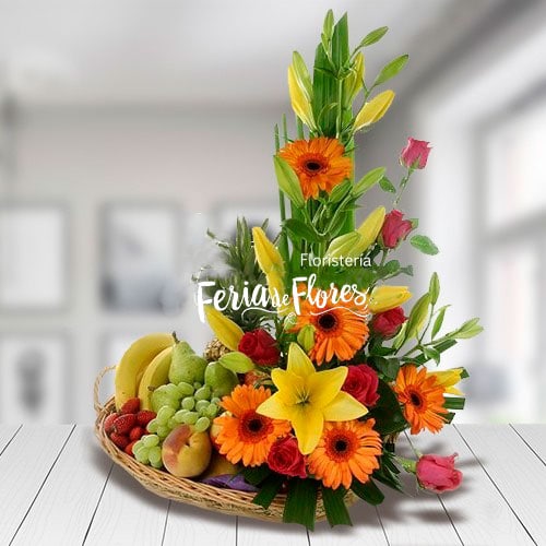 Arreglo Floral con Frutas Quitana, Rosas, Gerberas, Lirios...