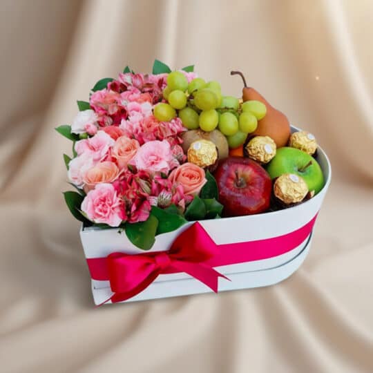 Arreglo AMOS en caja corazón con rosas rosadas, alstroemerias, uvas, manzanas, pera y chocolates Ferrero Rocher, ideal para r