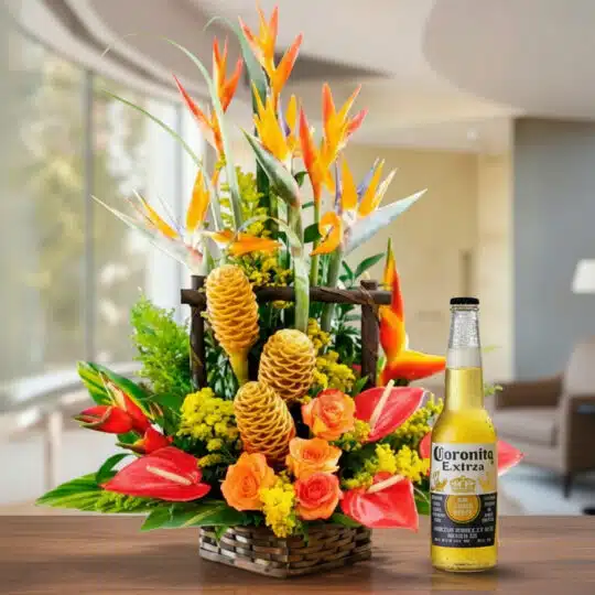 Arreglo floral exótico Apolo con aves del paraíso, rosas naranjas, anturios rojos y jengibre, acompañado de una cerveza Coron