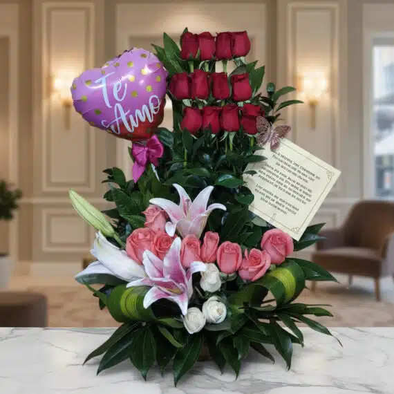 Arreglo Floral Exótico Primaveral: Lirios, Rosas y Globo 'Te Amo' Arreglo floral exótico primaveral con lirios blancos y rosas rosadas, rosas rojas en la parte superior, globo de corazón 'Te
