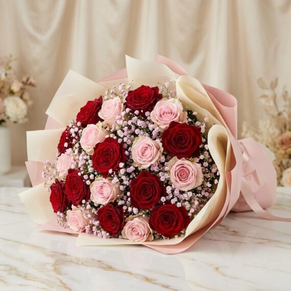Bouquet ELETRA: Rosas Rojas y Rosadas para Expresar Amor Eterno Bouquet ELETRA con 20 rosas rojas y rosadas, envuelto en papel coreano, sobre una superficie de mármol, ideal para regalar am