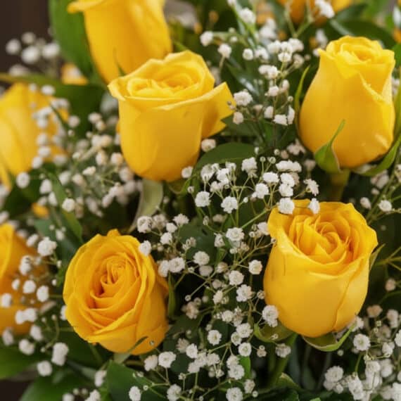 Primer plano extremo de un jarrón con 12 rosas amarillas, mostrando texturas hiperrealistas, gotas de rocío y colores vibrant