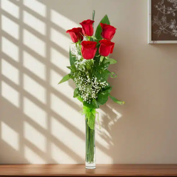 Solitario con Rosas Marilyn: Elegancia Floral para Regalar en Ecommerce Arreglo floral Solitario con Rosas Marilyn en un jarrón de cristal, sobre una superficie de mármol pulido, con un fondo elega